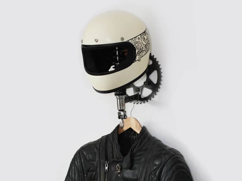 Dekorative Garderobe mit Helmhalter aus alten Motorradteilen