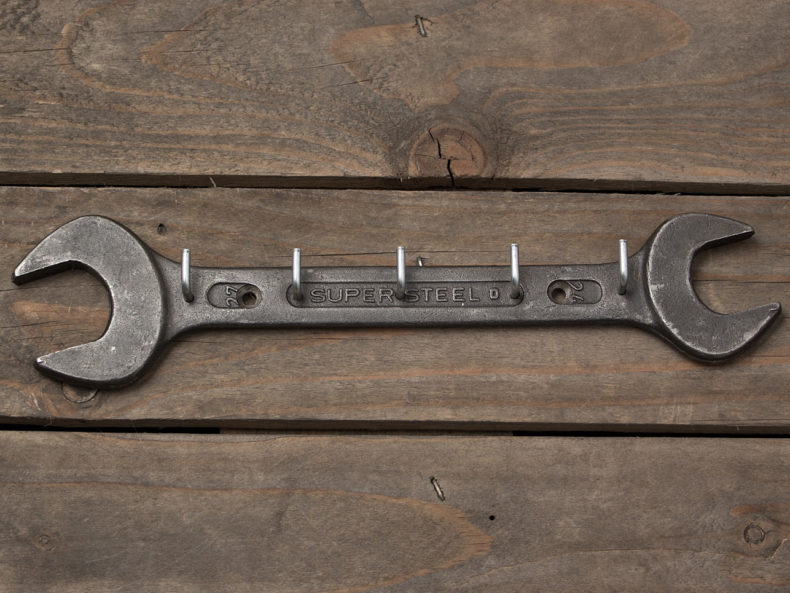 Schlüsselbrett aus einem alten Schraubenschlüssel