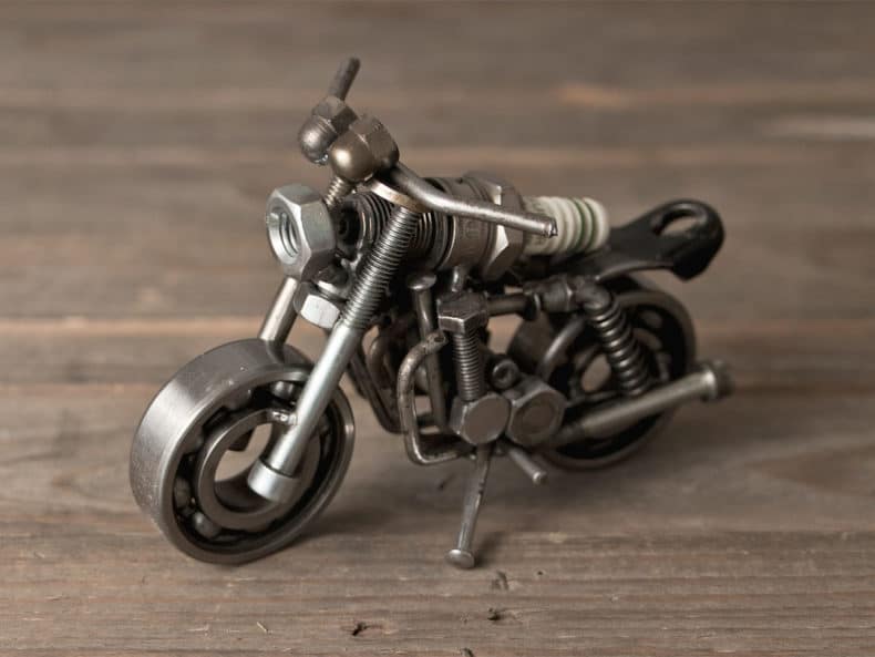 Motorradmodell aus einer alten Zündkerze - Kawasaki Zephyr 1100