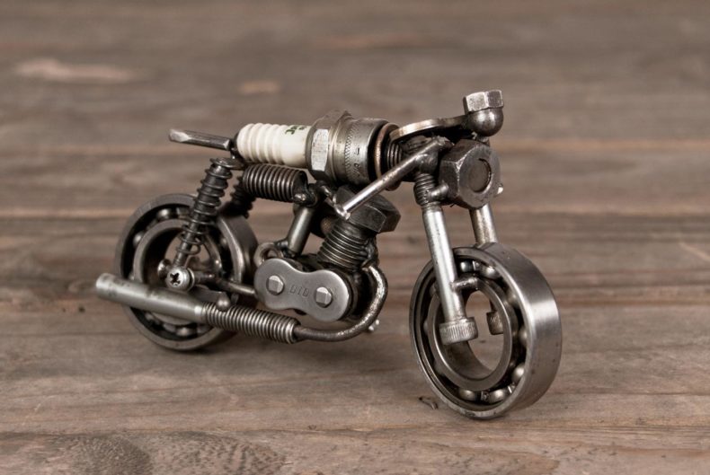 Motorradmodell aus einer alten Zündkerze - MZ Café Racer
