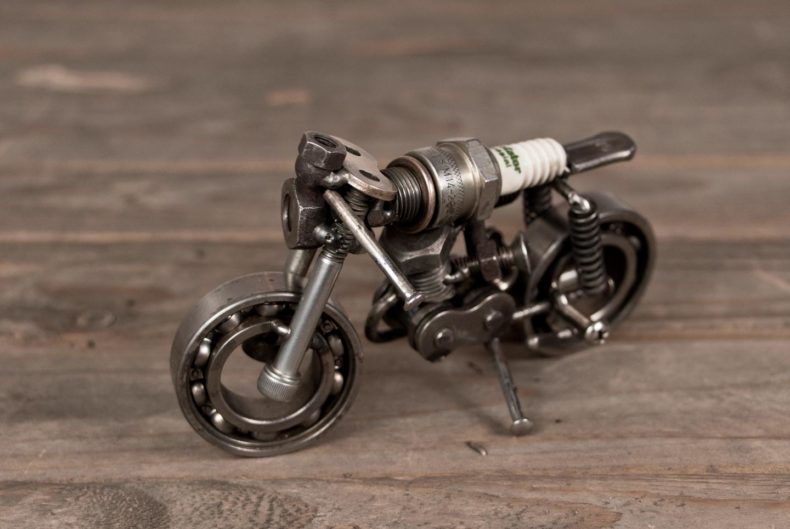 Motorradmodell aus einer alten Zündkerze - MZ Café Racer